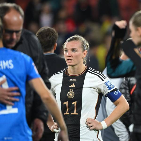 Deutschlands Alexandra Popp steht enttäuscht nach der Partie.