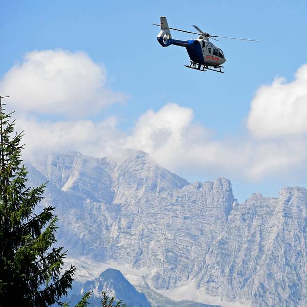 Ein Hubschrauber der Polizei fliegt über die Berge (Symbolbild).