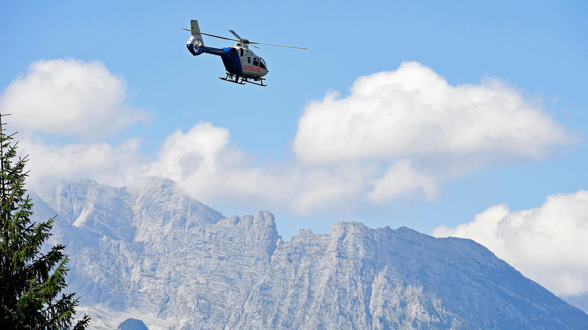 Ein Hubschrauber der Polizei fliegt über die Berge (Symbolbild).