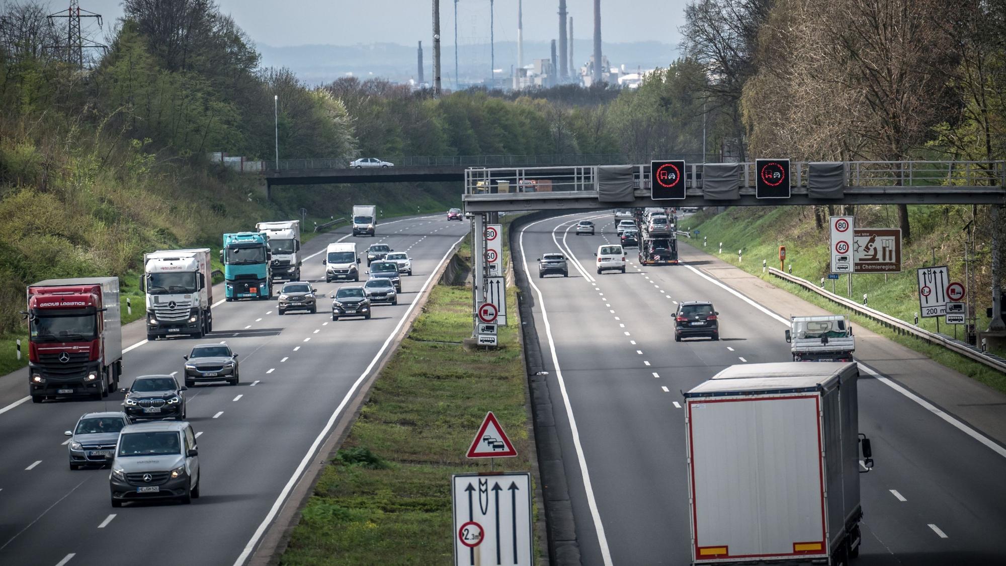 Autobahn 1 zwischen Burscheid und Leverkusen, Brücke Bruchhausener Straße. Foto: Ralf Krieger