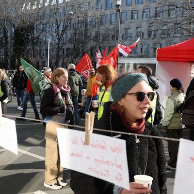 Demonstrationsteilnehmer auf einer Straße