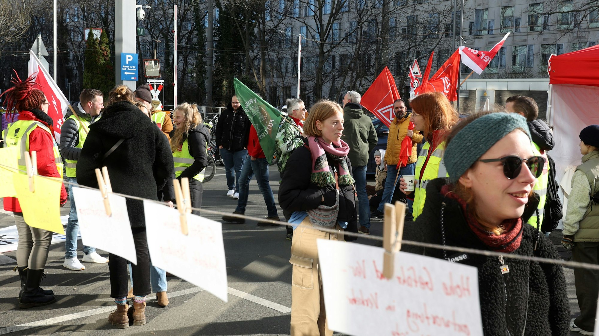 Zu sehen sind Mitglieder der Gruppe Fridays for Future, die in Köln an der Seite der Beschäftigten
am Betriebshof West der KVB streiken.