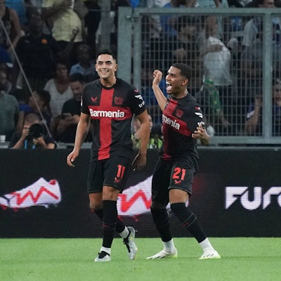 Nadiem Amiri feiert mit Amine Adli und Granit Xhaka sein Ecken-Tor.