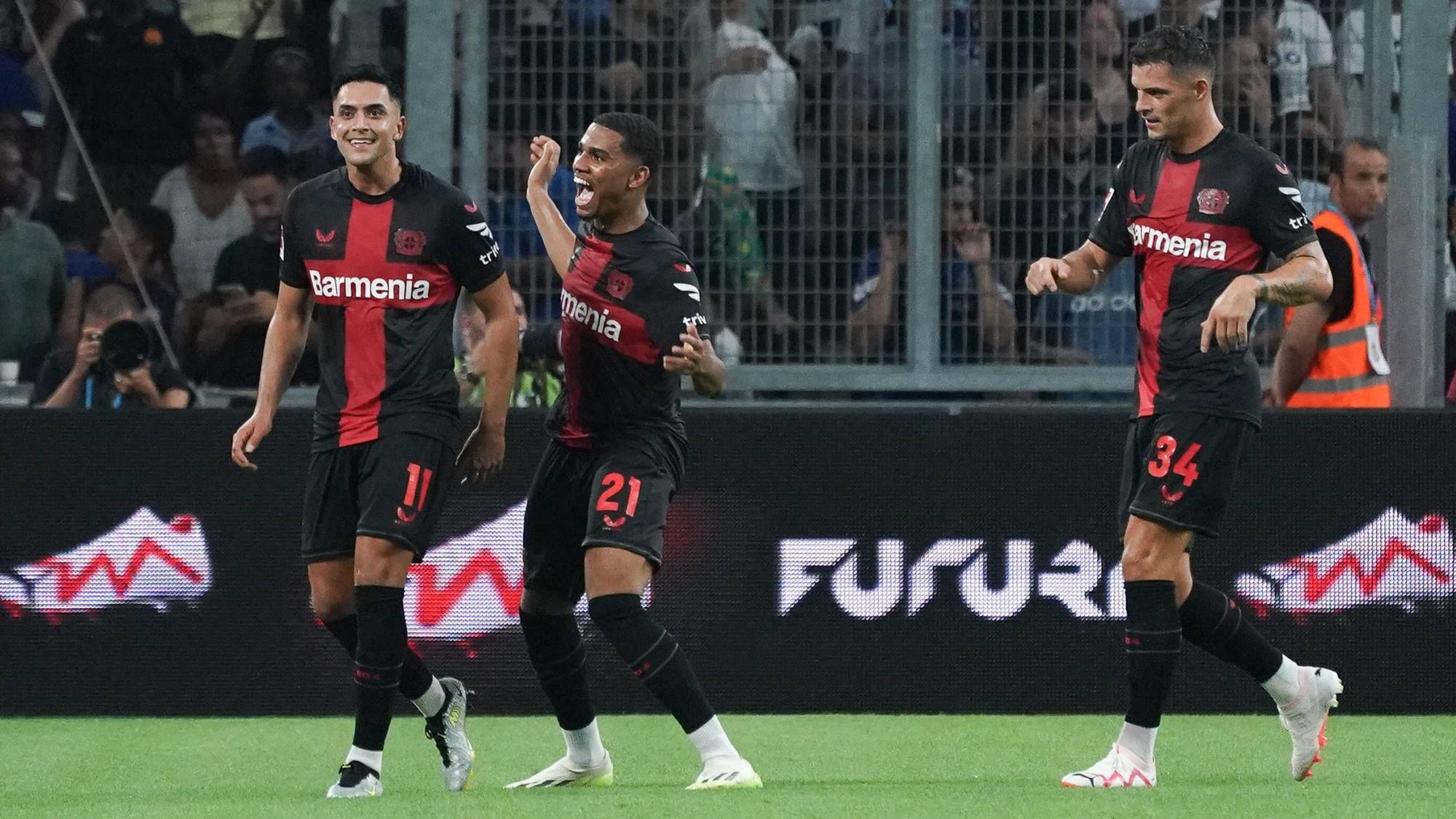 Nadiem Amiri feiert mit Amine Adli und Granit Xhaka sein Ecken-Tor.
