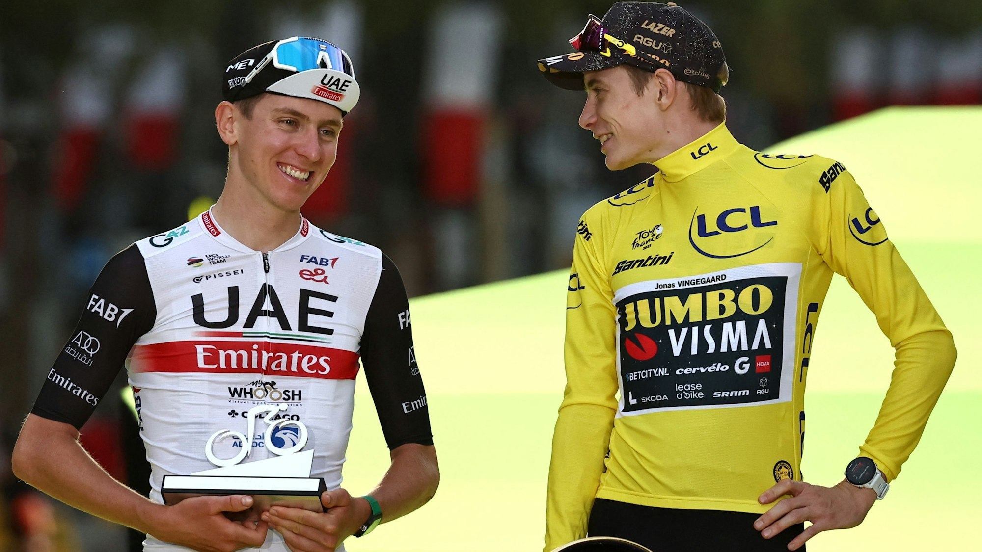 Tadej Pogacar (l.) neben Jonas Vingegaard, der erneut die Tour de France gewinnen konnte. Pogacar wurde Zweiter.