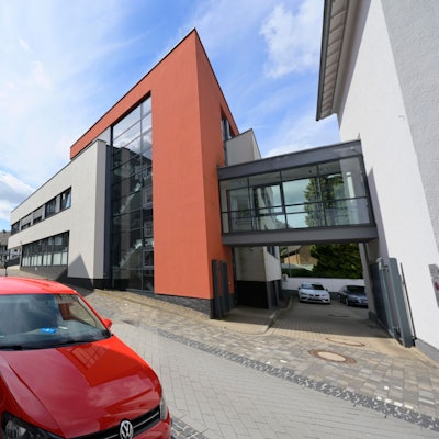 Vor dem Amtsgericht in Waldbröl wurde ein Verfahren gegen einen Mann aus Morsbach jetzt unter Auflagen eingestellt. Unser Symbolfoto zeigt das Justizgebäude.