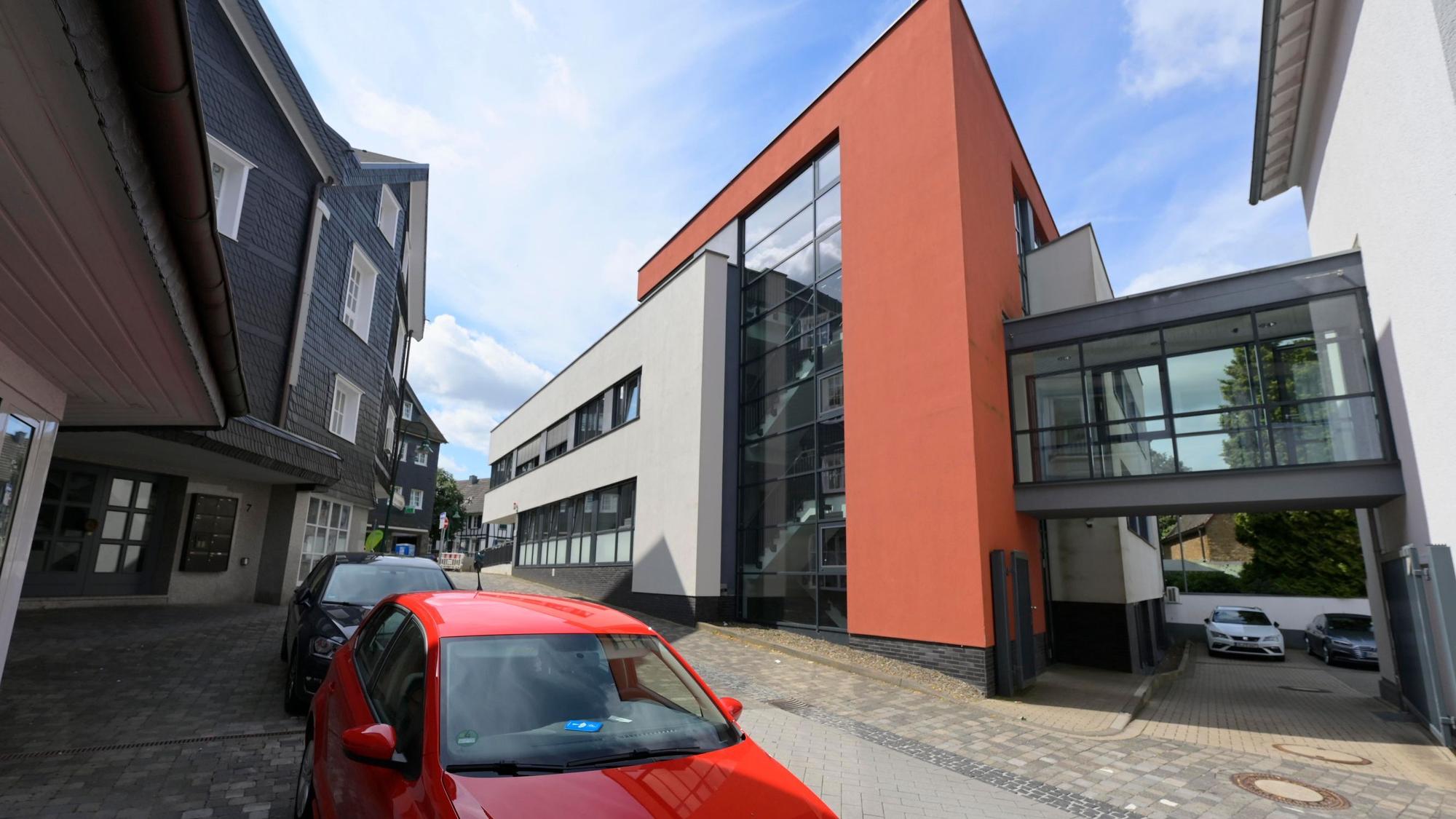 Vor dem Amtsgericht in Waldbröl musste sich jetzt ein junger Mann aus Nümbrecht für die Sprengung eines Zigarettenautomaten verantworten. Er geht für ein Wochenende in Arrest. Unser Foto zeigt das Gebäude des Waldbröler Gerichts.