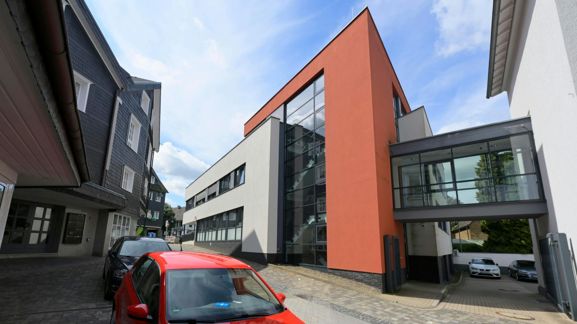 Zu sehen ist das Gebäude des Amtsgerichts in Waldbröl.