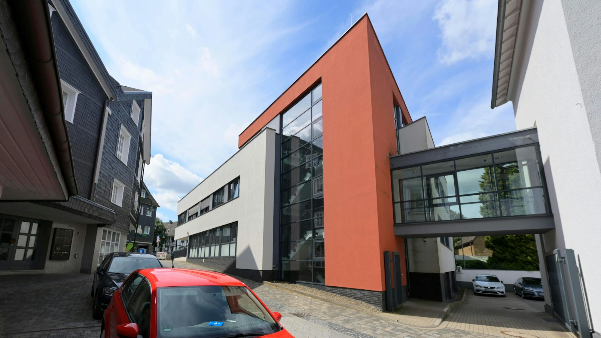 Waldbröler Amtsgericht von außen.