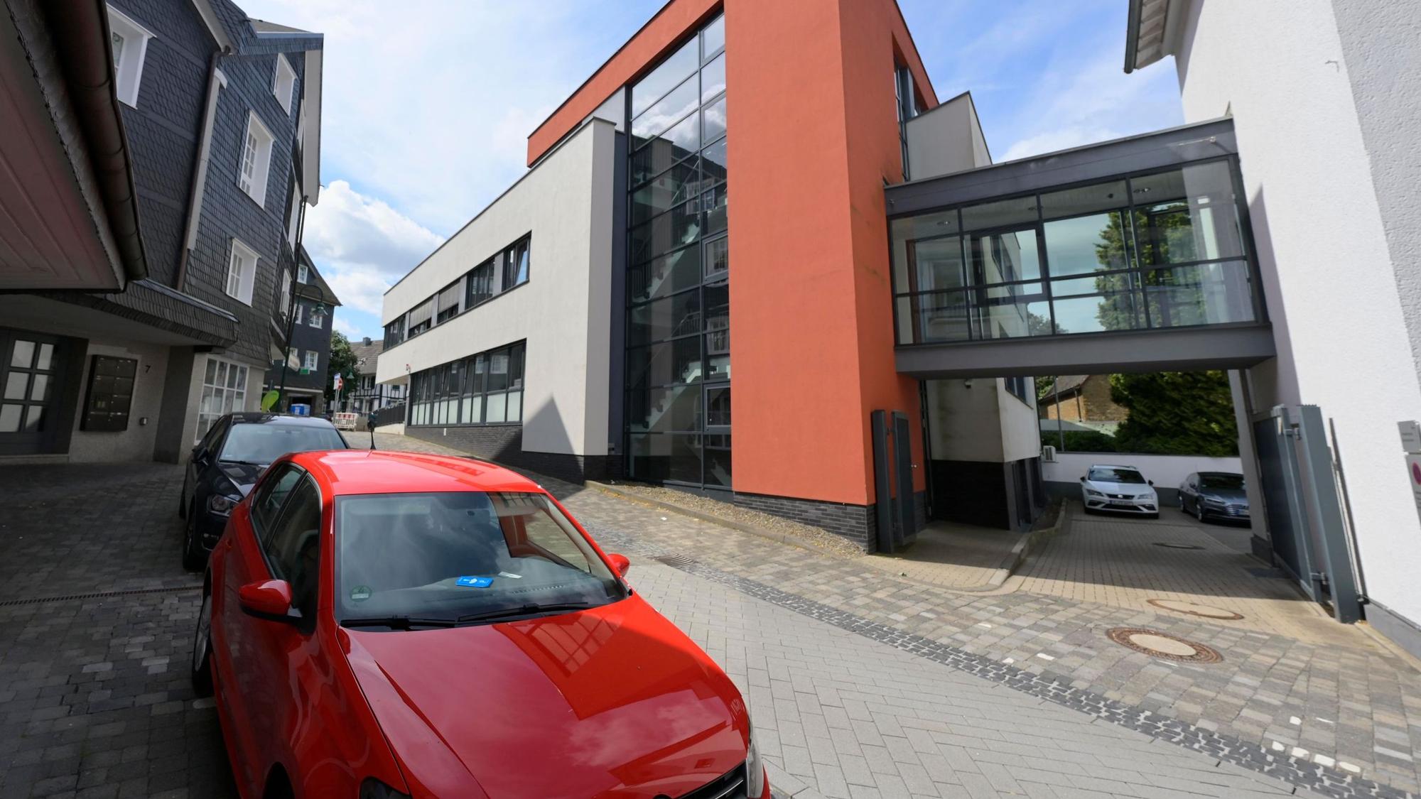 Vor dem Amtsgericht in Waldbröl wurde ein Verfahren gegen einen Mann aus Morsbach jetzt unter Auflagen eingestellt. Unser Symbolfoto zeigt das Justizgebäude.
