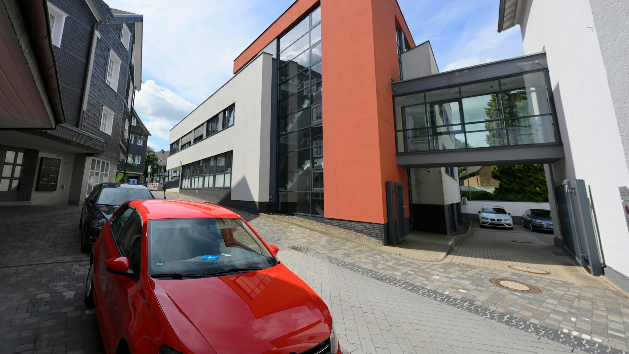 Vor dem Amtsgericht in Waldbröl wurde ein Verfahren gegen einen Mann aus Morsbach jetzt unter Auflagen eingestellt. Unser Symbolfoto zeigt das Justizgebäude.