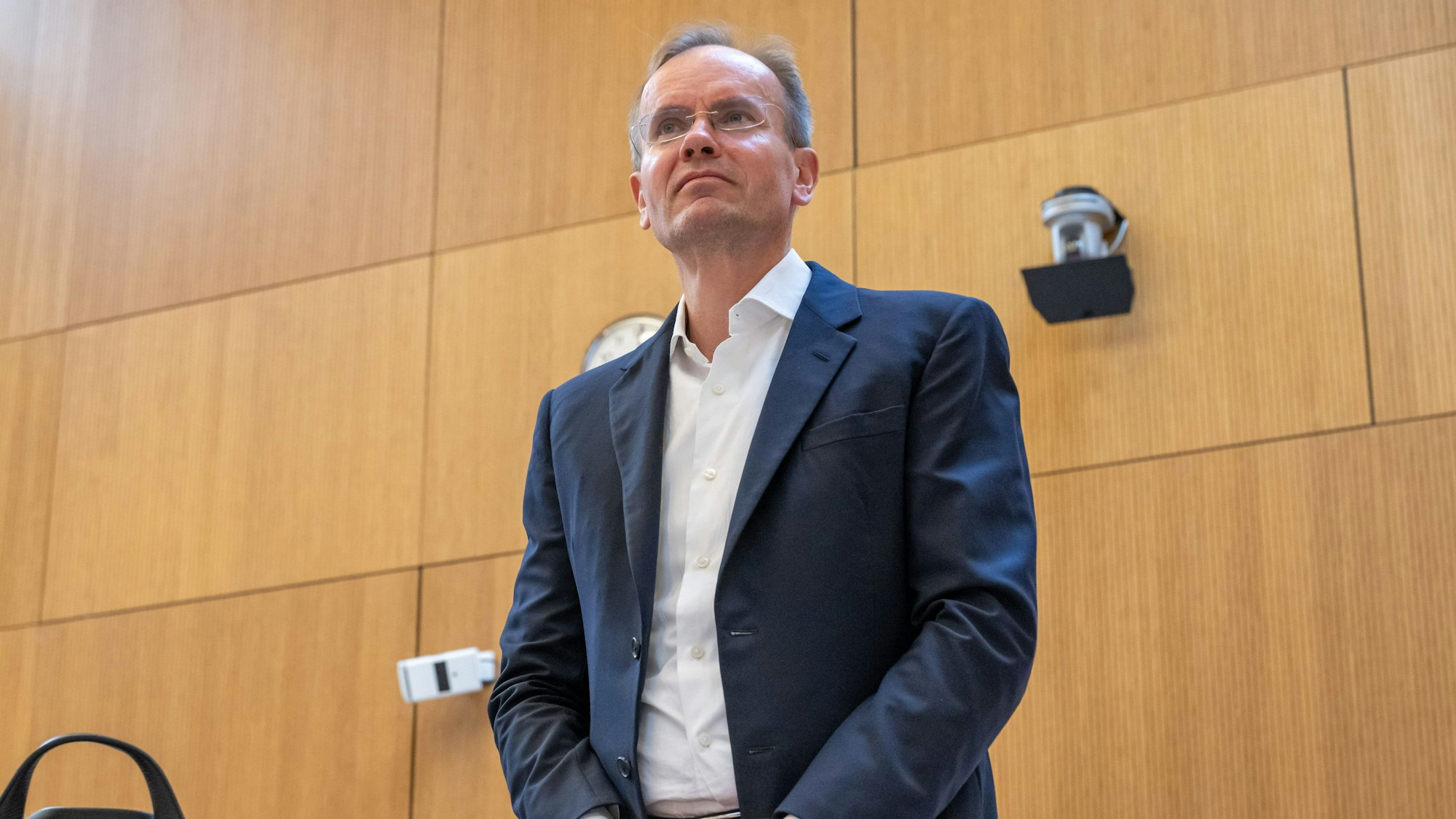 Der früheren Wirecard-Vorstandschef Markus Braun steht im Gerichtssaal an seinem Platz.