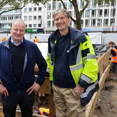 Zu sehen sind Prof. Dr. Marcus Trier (Direktor Römisch-germanisches Museum) und Achim Kass (Grabungsleiter) an der Ausgrabungsstätte einer römischen Badeanlage am Neumarkt.