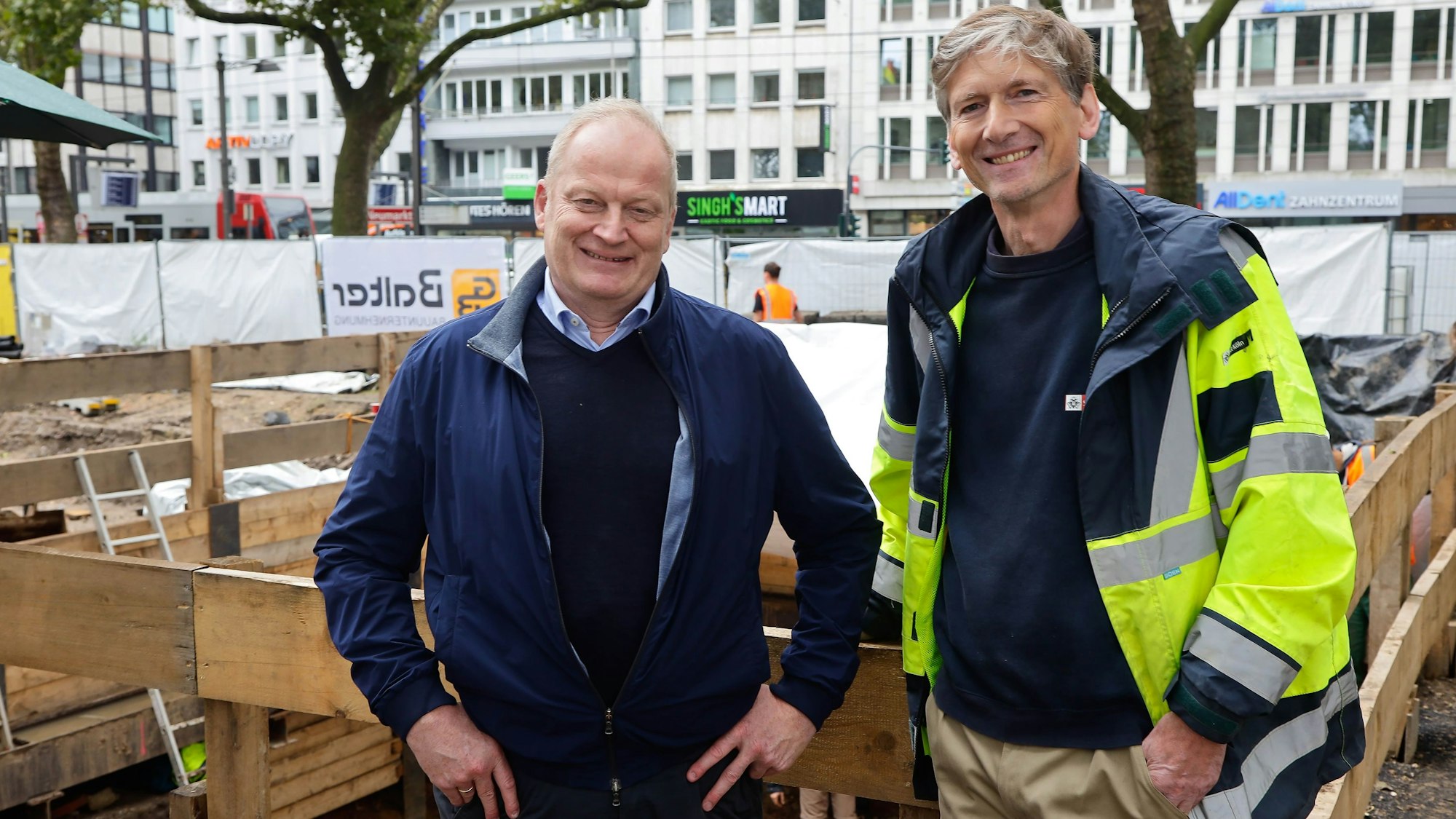 Zu sehen sind Prof. Dr. Marcus Trier (Direktor Römisch-germanisches Museum) und Achim Kass (Grabungsleiter) an der Ausgrabungsstätte einer römischen Badeanlage am Neumarkt.