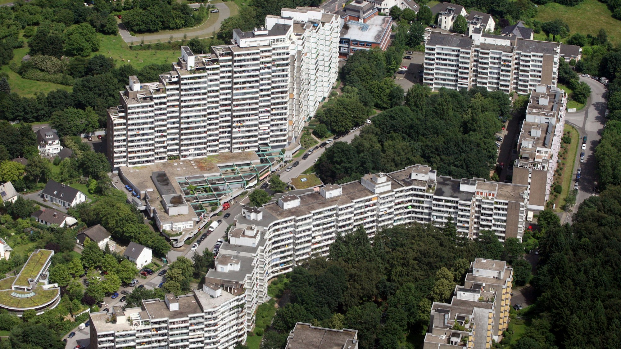 Eine Luftaufnahme zeigt die von reichlich Grün umgebenen Gebäude des Wohnparks Bockenberg bei Bergisch Gladbach-Bensberg.