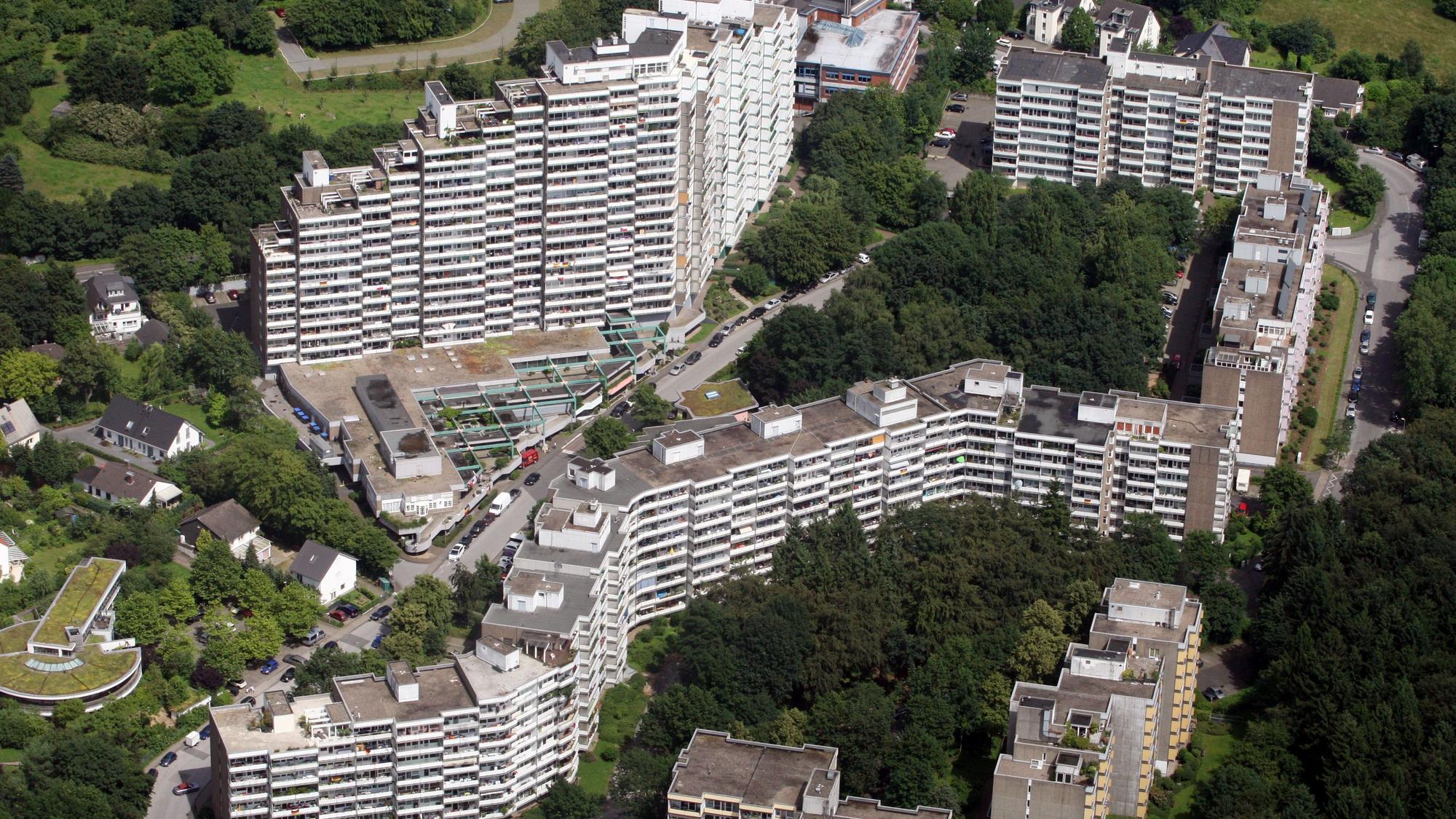 Ein Luftbild zeigt die Hochhausblöcke.