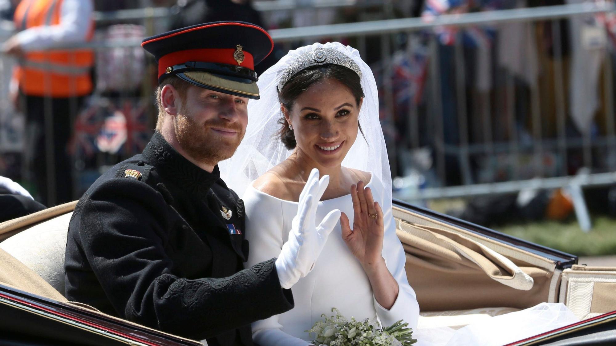 Prinz Harry und seine Braut Herzogin Meghan fahren nach ihrer Hochzeit in einer Kutsche.