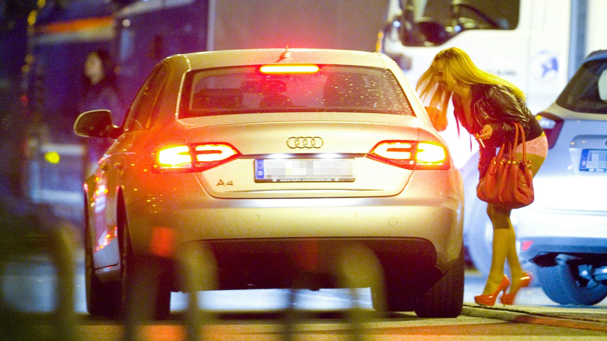 Eine Prostituierte spricht auf einem Strassenstrich einen potenziellen Freier an (Symbolfoto).