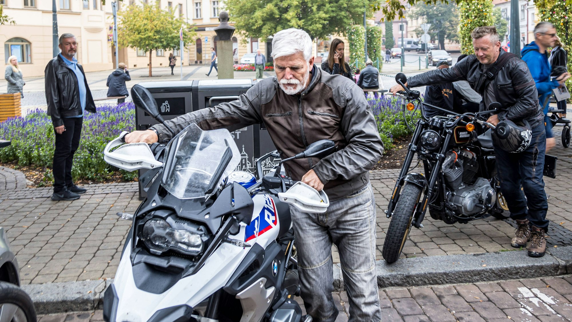 Petr Pavel iund ein Motorrad