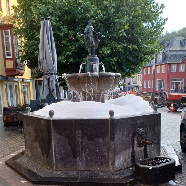 Eine Schaumkrone ragt aus dem Zwentibold-Brunnen in Bad Münstereifel.