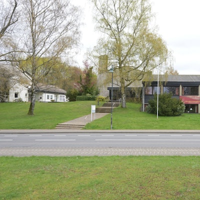 Die Christuskirche und das benachbarte Gemeindezentrum gehören zum Ortsbild in Forsbach. Die Evangelische Gemeinde will die Immobilie aufgeben.
