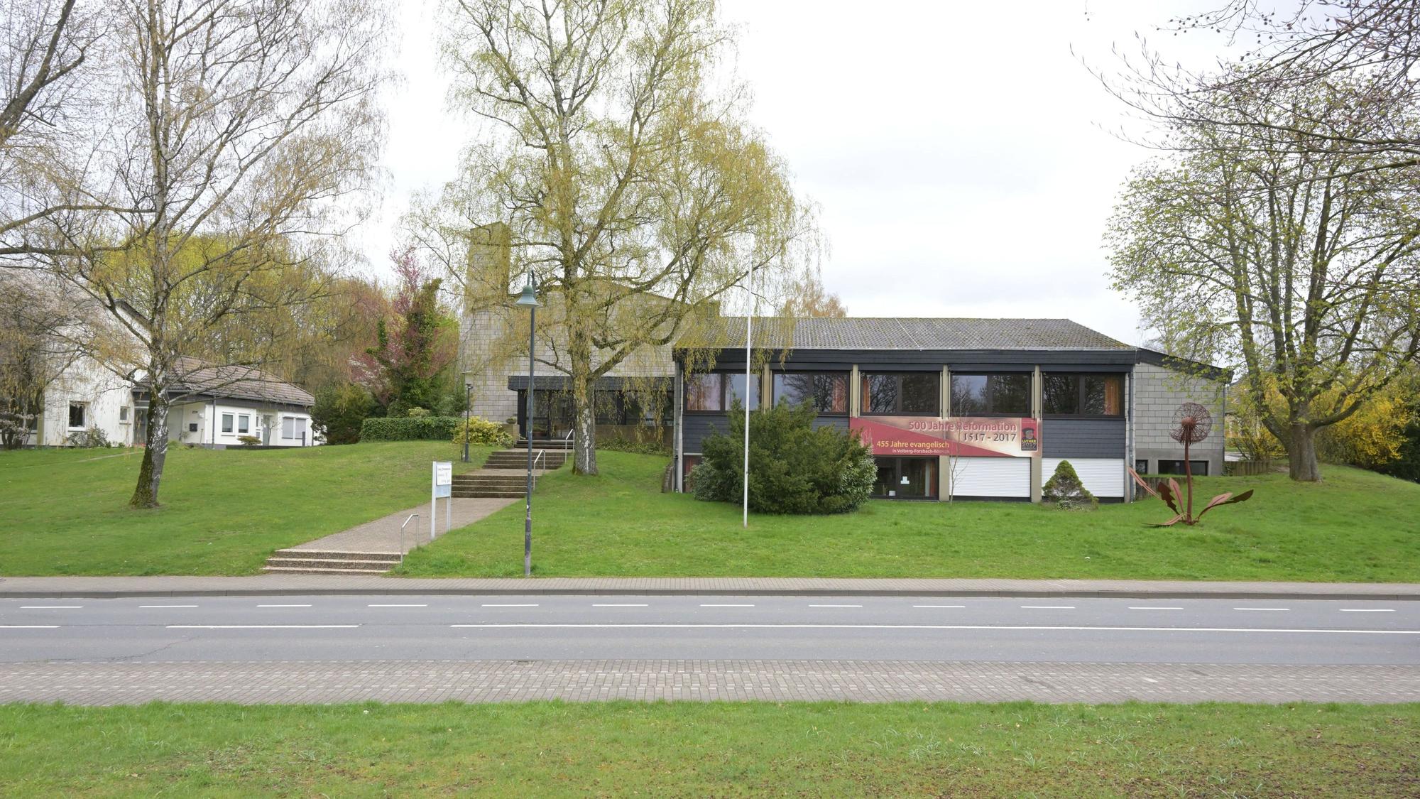 Anstelle von Christuskirche, evangelischem Gemeindezentrum und Pfarrhaus sollen auf dem Kirchengrundstück in Rösrath-Forsbach zwei neue Gebäude entstehen.