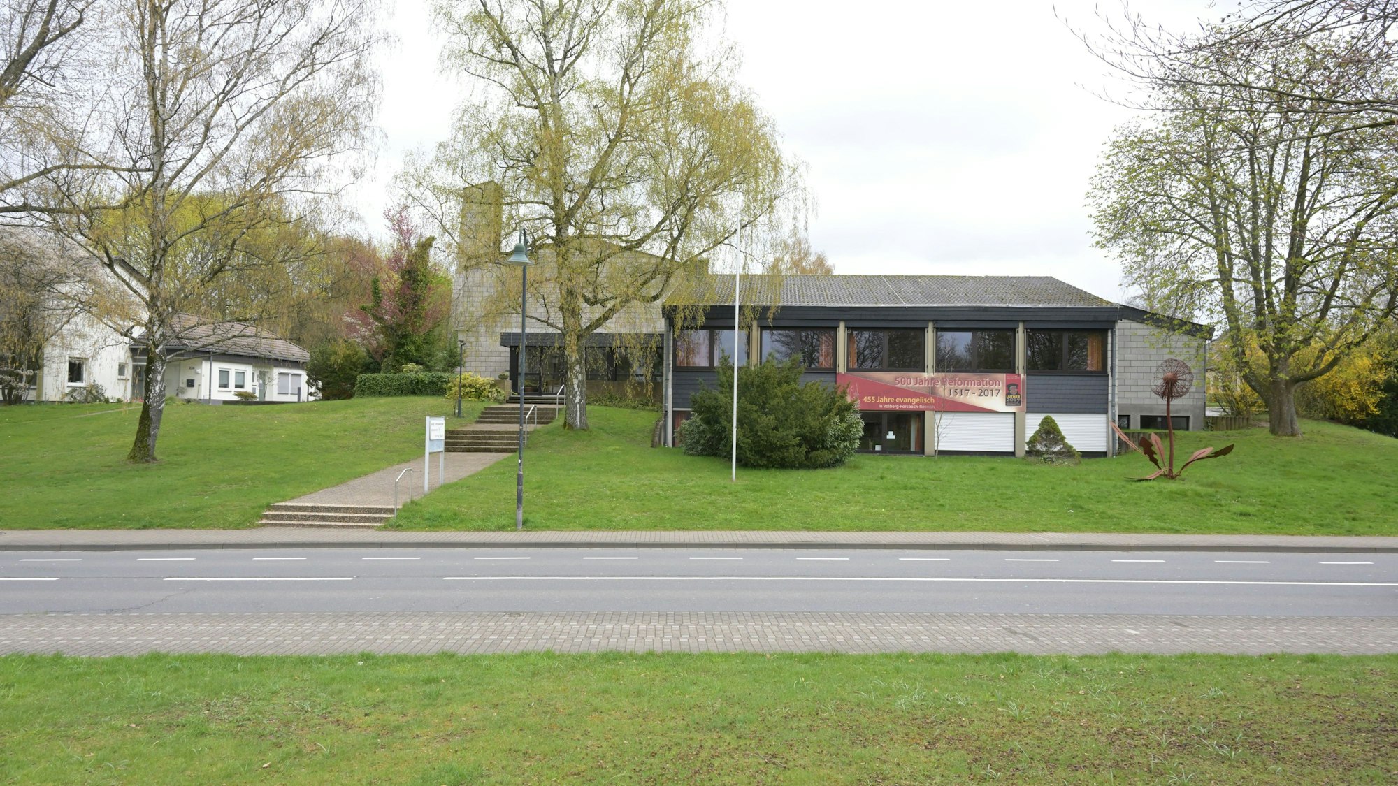 Die Christuskirche und das benachbarte Gemeindezentrum gehören zum Ortsbild in Forsbach. Die Evangelische Gemeinde will die Immobilie aufgeben.