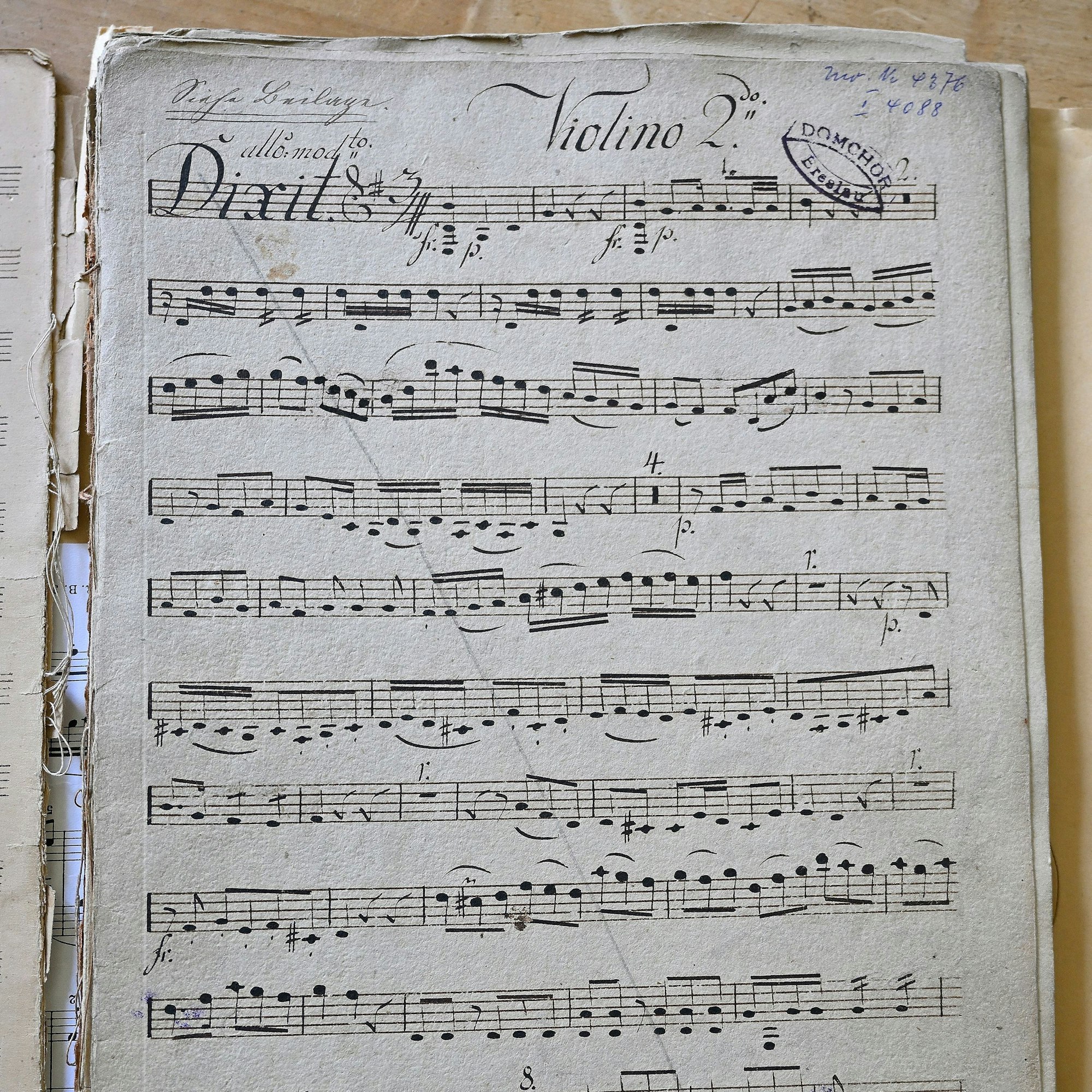 Alte Notenblätter liegen auf einem Tisch.