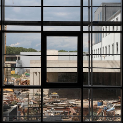 Durch ein großes Fenster sieht man den Innenhof des Turmcenters in Siegburg