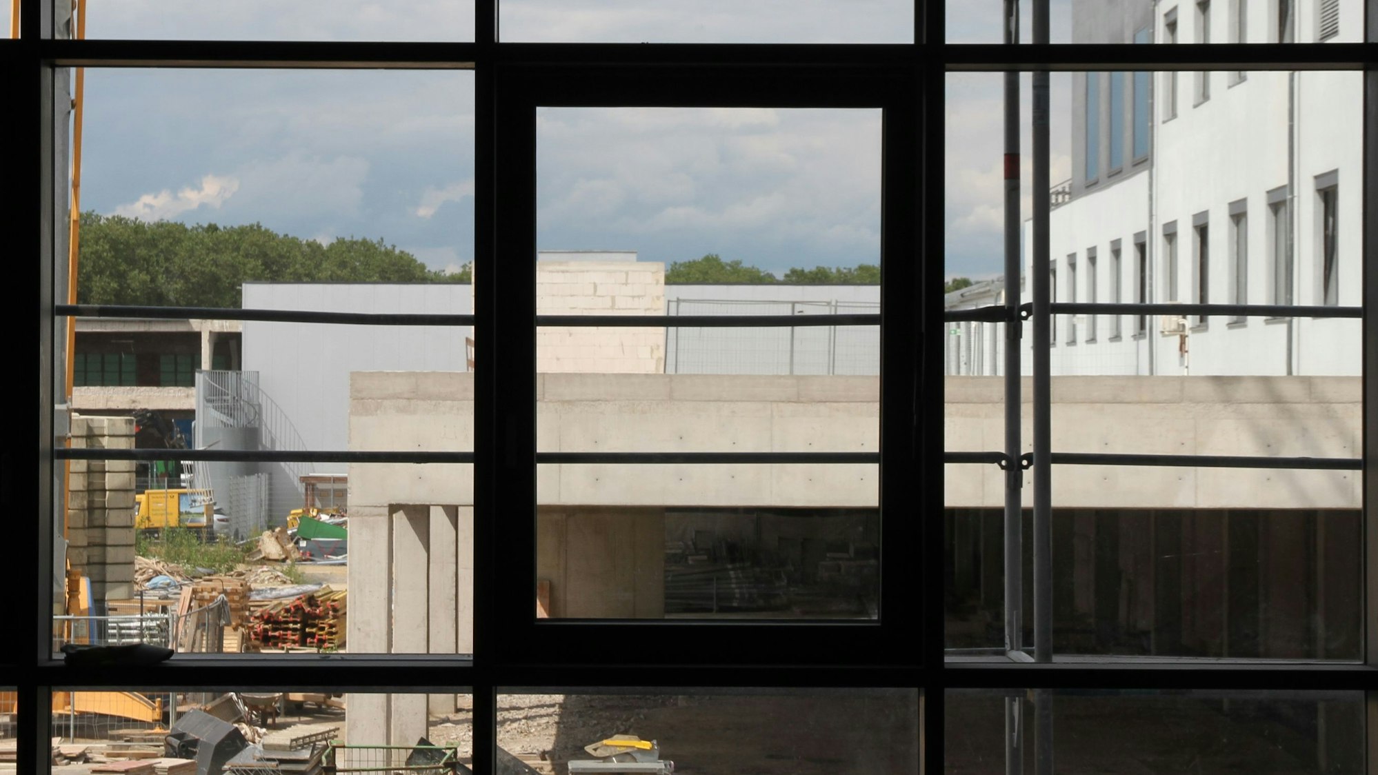 Durch ein großes Fenster sieht man den Innenhof des Turmcenters in Siegburg