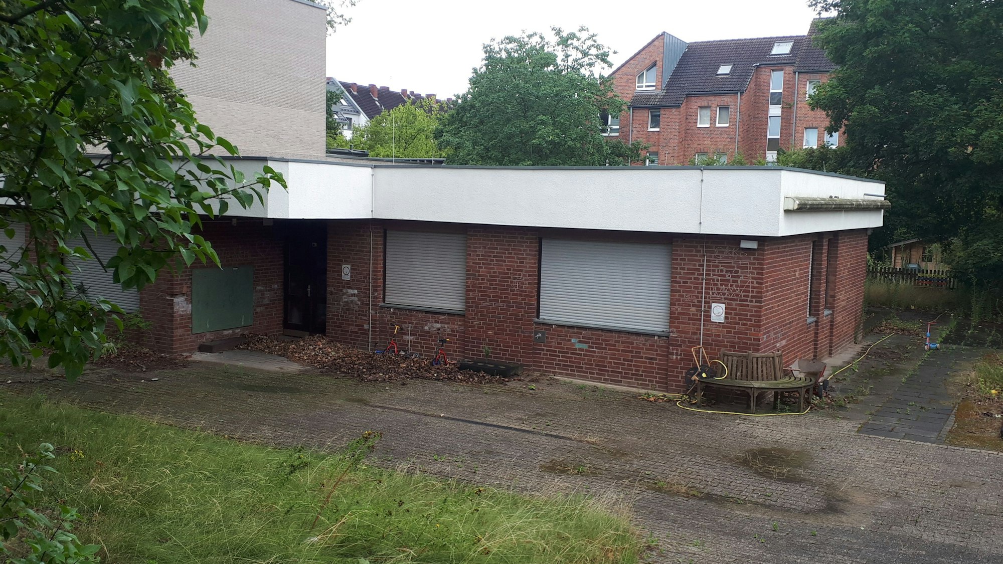 Das alte Kitagebäude mit Backstein