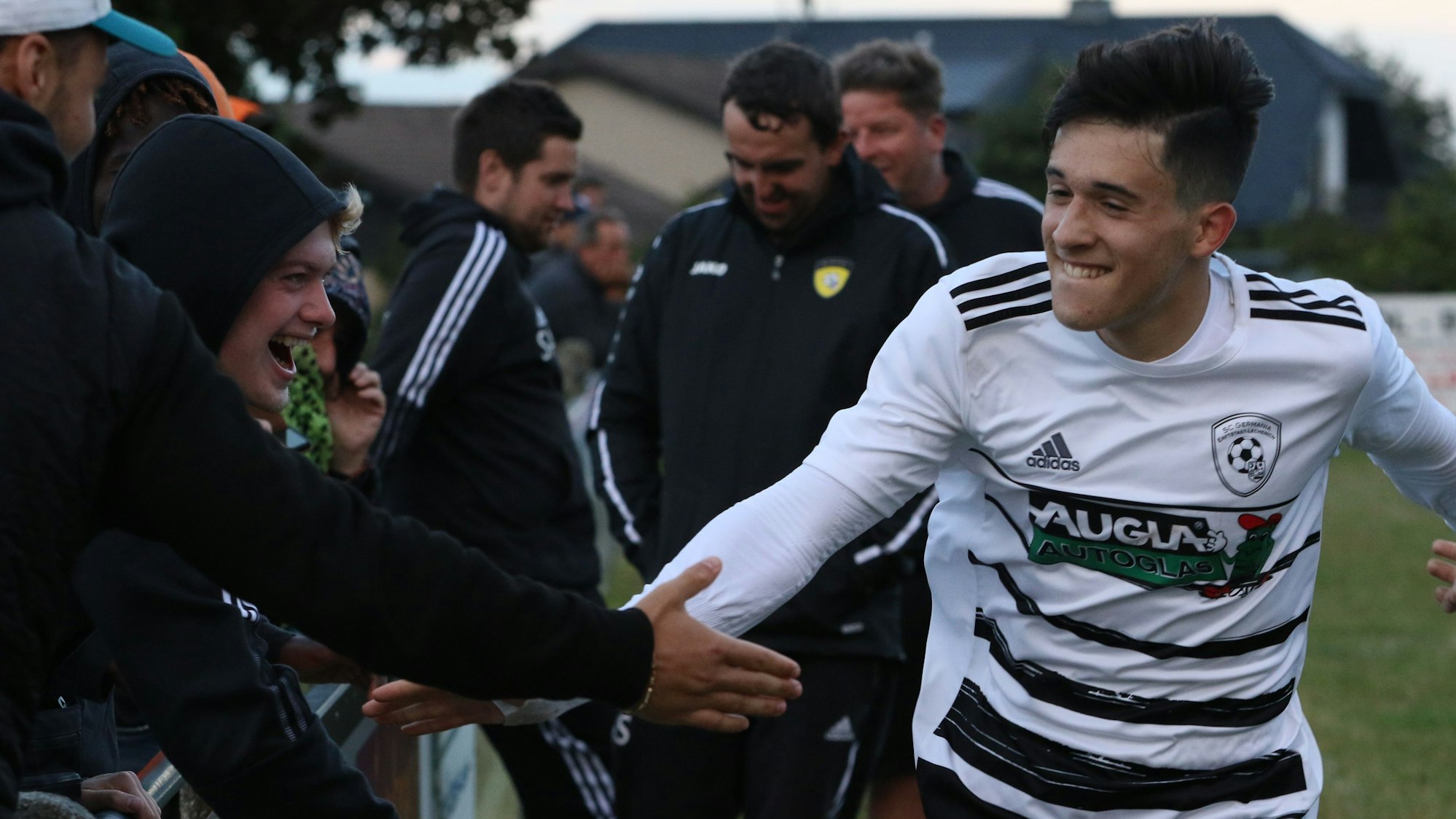 Erftstadt Pedro Brigagao klatscht nach seinem Tor mit der Auswechselbank ab.