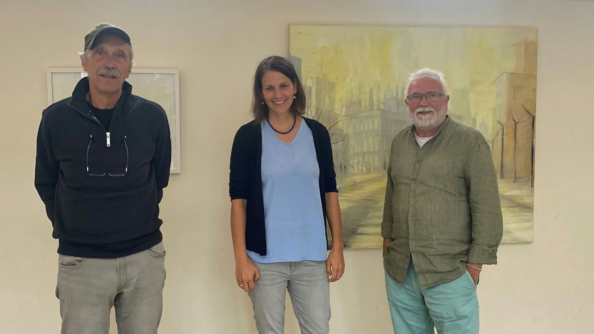 Sponsor Werner Hambüchen mit der Künstlerin Stephanie Bindung und Hans-Peter Klopp, dem 2. Vorsitzenden des Kulturvereins Burscheid