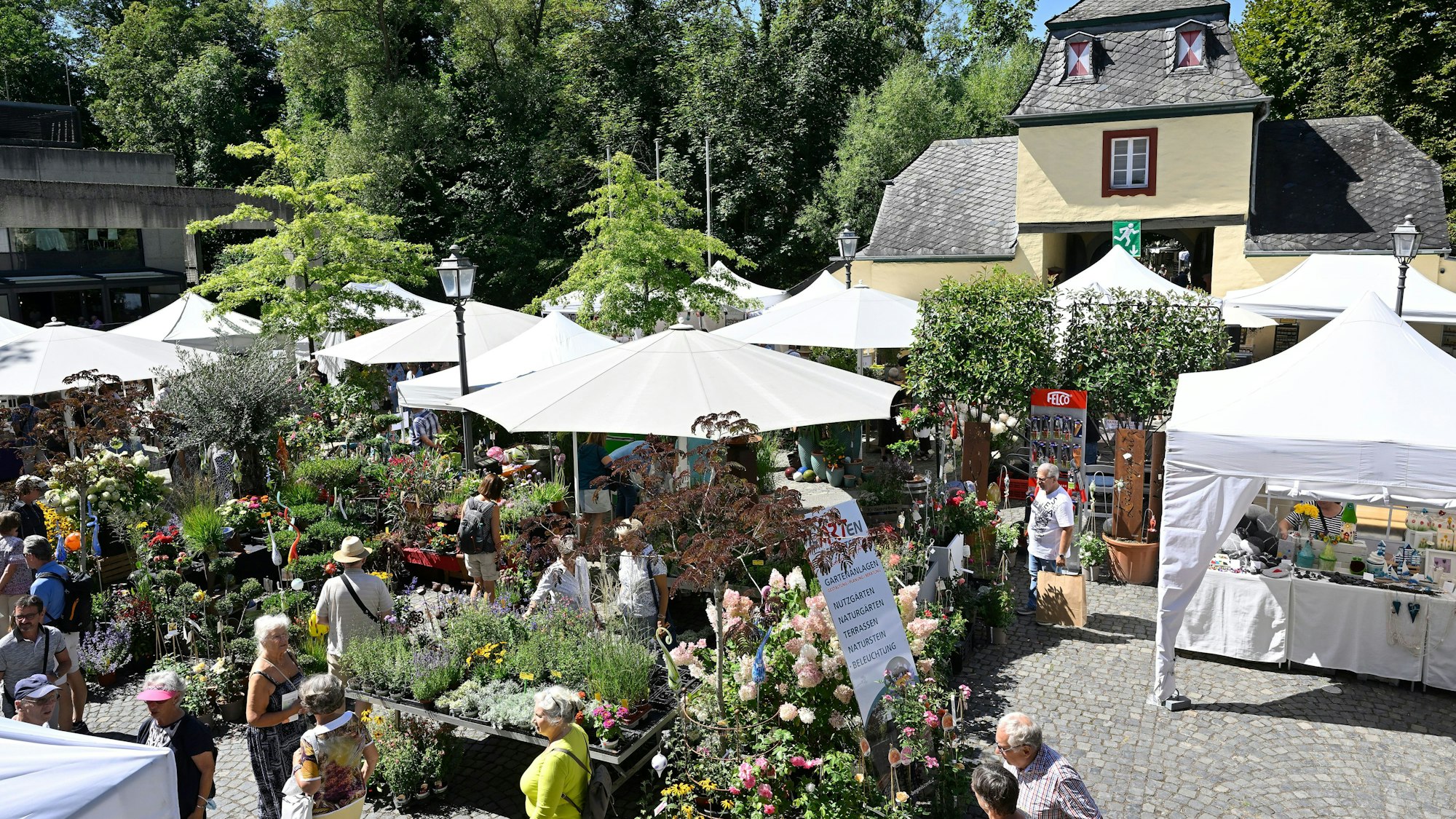 Rosen in vielen Formen, aber auch Kunsthandwerk sind bei der "Schlosspartie" an rund 100 Ständen auf dem Gelände von Schloss Eulenbroich zu finden.