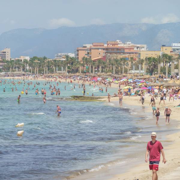Die Playa de Palma und Bucht von Palma. Hier wurde in einer Wohnung ein Deutscher tot aufgefunden.