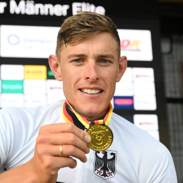 Nils Politt präsentiert bei der Siegerehrung der Deutschen Meisterschaft 2023 seine Goldmedaille.