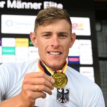 Nils Politt präsentiert bei der Siegerehrung der Deutschen Meisterschaft 2023 seine Goldmedaille.