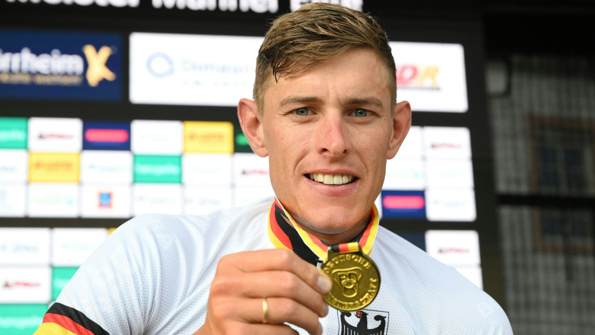 Nils Politt präsentiert bei der Siegerehrung der Deutschen Meisterschaft 2023 seine Goldmedaille.