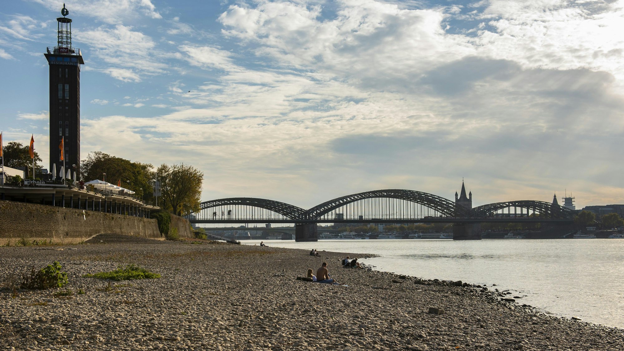 Niedrigwasser am Deutzer Rheinufer im Oktober 2018, im Hintergrund die Hohenzollernbrücke.