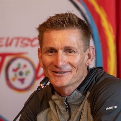 André Greipel, damals beim Team Israel Start-Up Nation, nimmt vor dem Start der Deutschland-Tour 2021 an einer Pressekonferenz teil.
