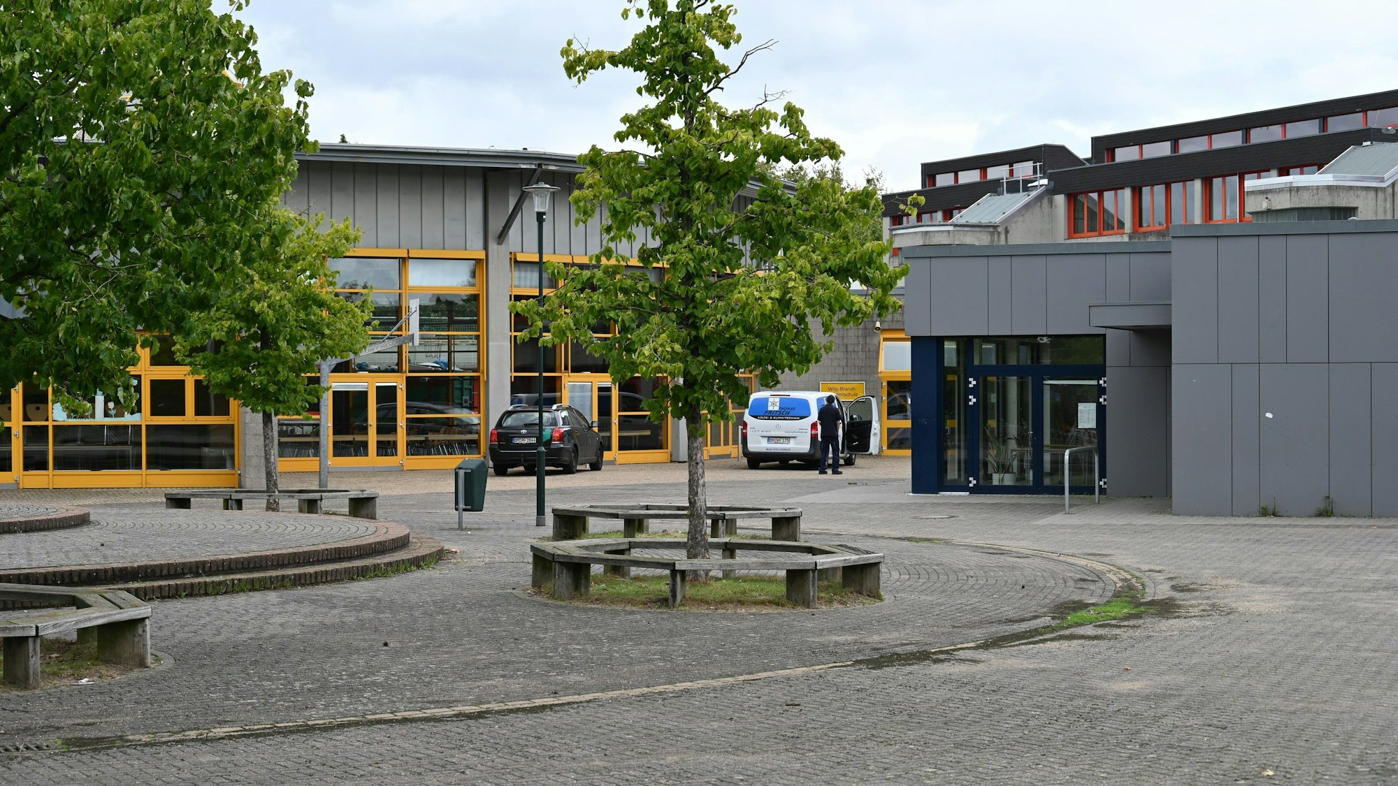 Das Schulgebäude und der Schulhof der Willy-Brandt-Gesamtschule.