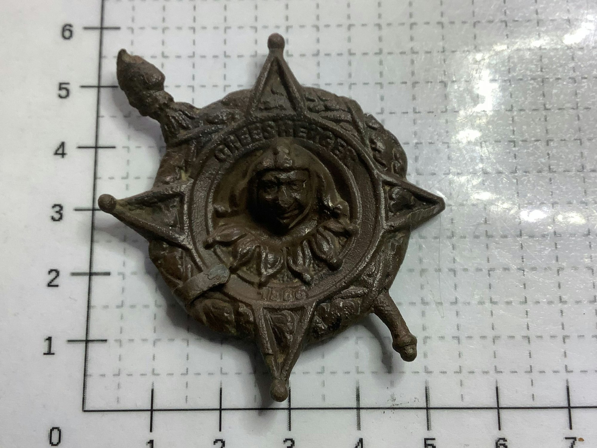 Niki Mancuso und Werner Seidel finden auf einem Feld in Köln-Roggendorf einen Orden der KG Greesberger von 1886.