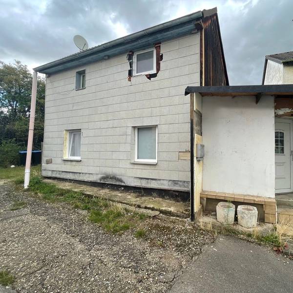 Das Bild zeigt das desolate Haus in Großbüllesheim, das umgebaut werden soll.