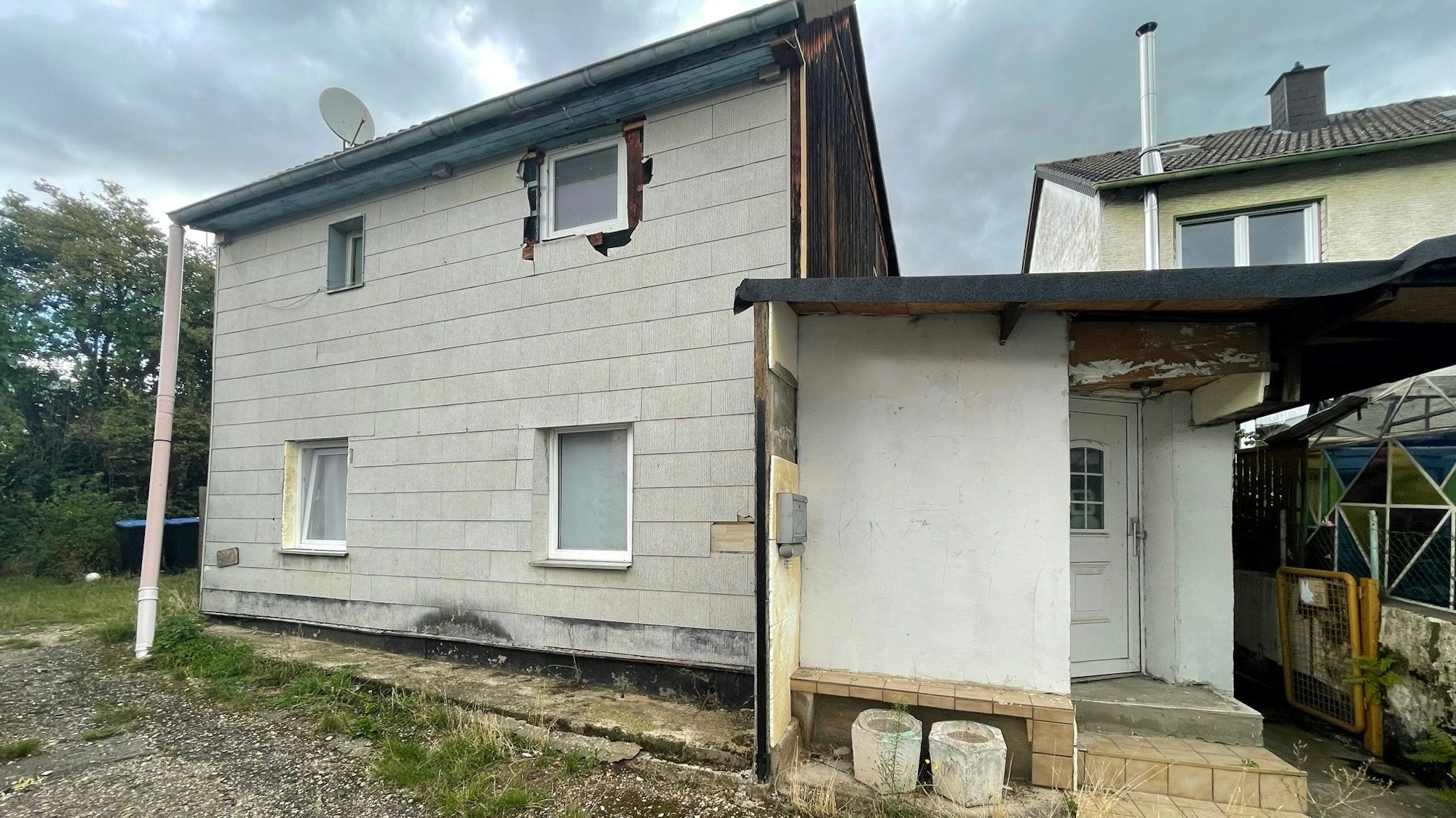 Das Bild zeigt das desolate Haus in Großbüllesheim, das umgebaut werden soll.