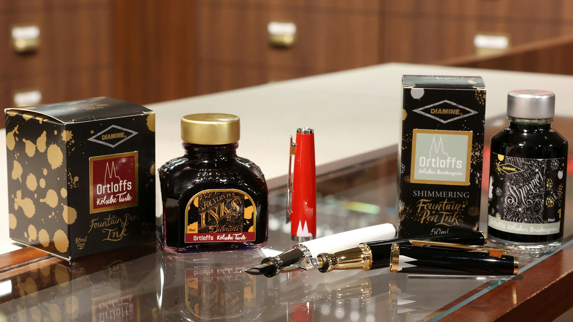 Tinte in nostalgischen Verpackungen