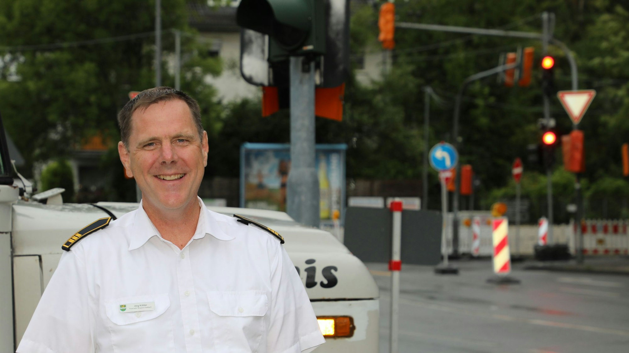Bergisch Gladbachs Feuerwehrchef Jörg Köhler steht vor der Baustellenampel an der Paffrather Straße in Bergisch Gladbach.