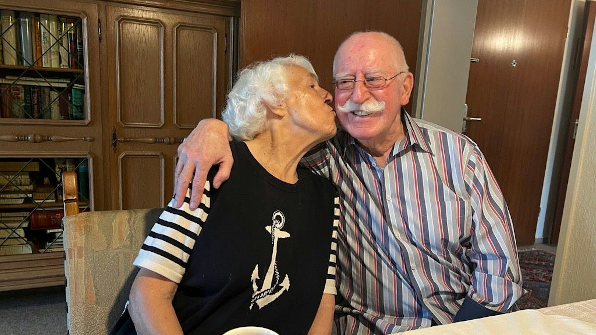 Hannelore und Gert Eisenmenger in ihrer Schlebuscher Wohnung.