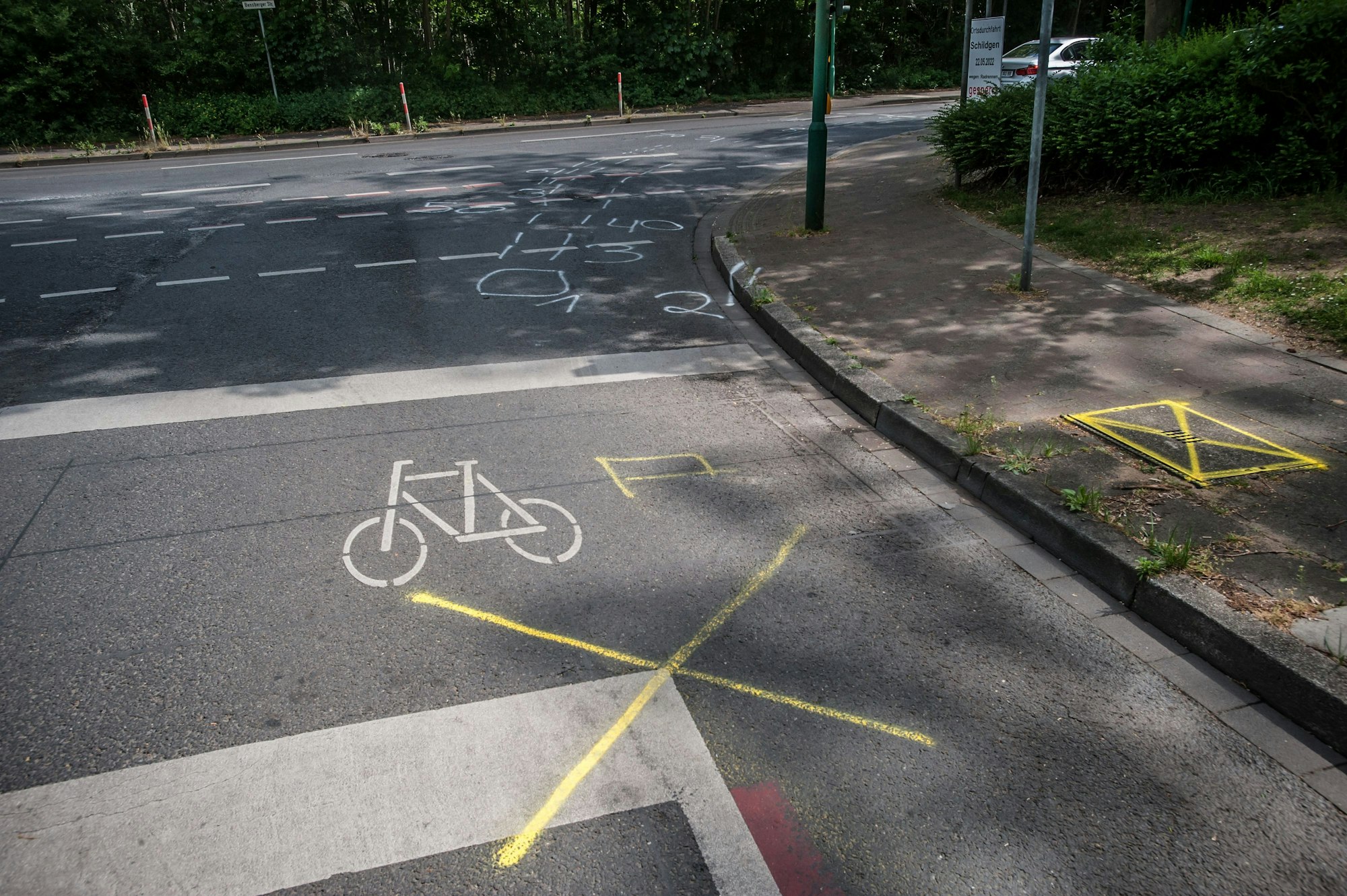 Saarstraße / Bensberger Straße, Markierungen der Kripo Unfall-Sachverständigen Lkw biegt rechts ab und überfährt Radfahrer. Foto: Ralf Krieger