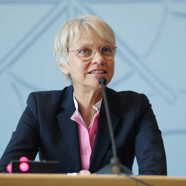 Düsseldorf: Dorothee Feller (CDU), Schulministerin von Nordrhein-Westfalen, spricht während einer Pressekonferenz im Landtag.