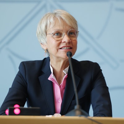 Düsseldorf: Dorothee Feller (CDU), Schulministerin von Nordrhein-Westfalen, spricht während einer Pressekonferenz im Landtag.